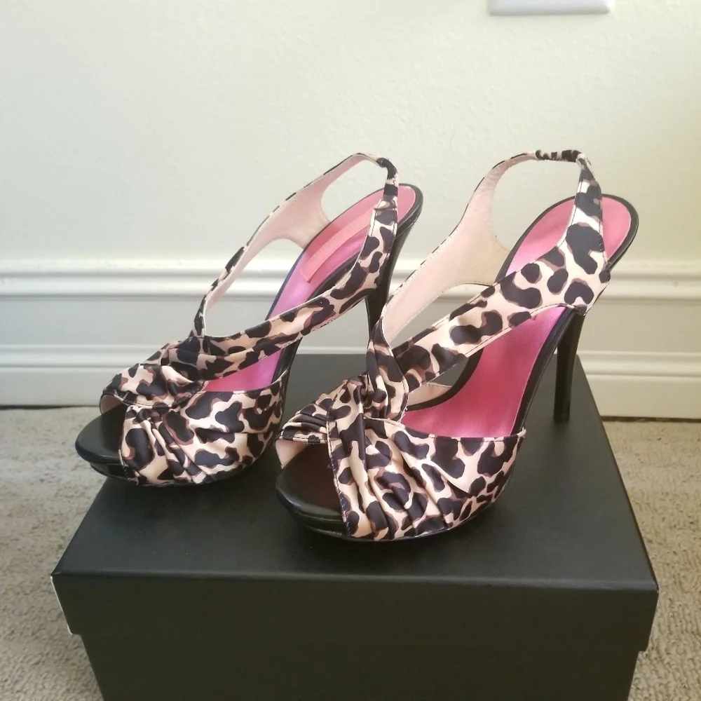 7.5 NWOT Betsy Johnson Leopard heels